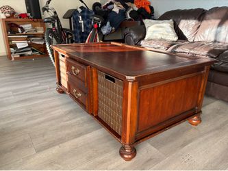 Modern Wooden Coffee Table – Good Condition