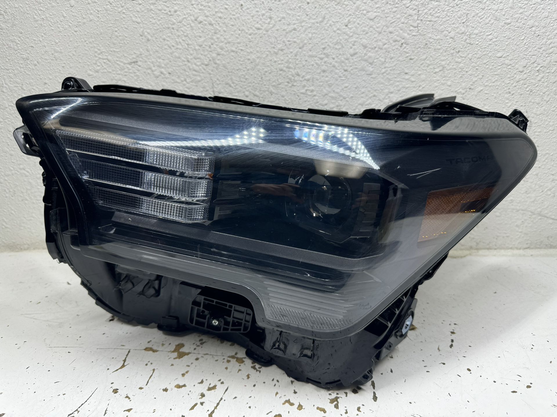 2024-2025 TOYOTA TACOMA HEADLIGHT LEFT SIDE OEM LED
