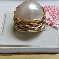 1 4k Yellow Gold Mother of Pearl  Designed Ring Size 6