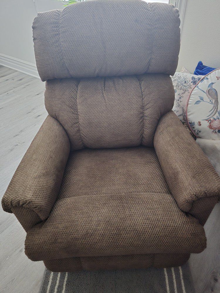 Nice  Sofa recliner.
In good conditions