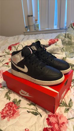 Air Jordan 1 Mid GS 'White Light Arctic Pink' Size 7 Women