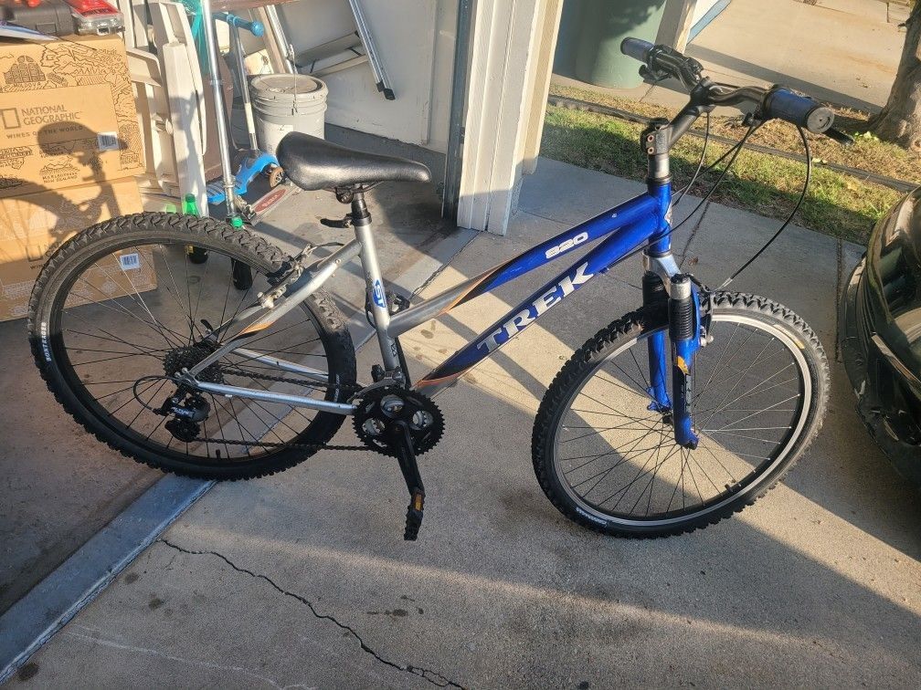 TREK 820 MOUNTAIN BIKE Bicycles