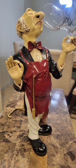 Wine bottle holding butler