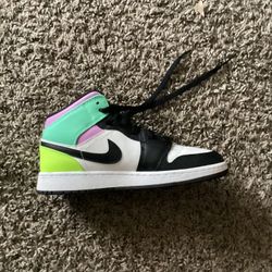 Like New Air Jordan 1 Mid GS 4.5 Y White Black Green Glow