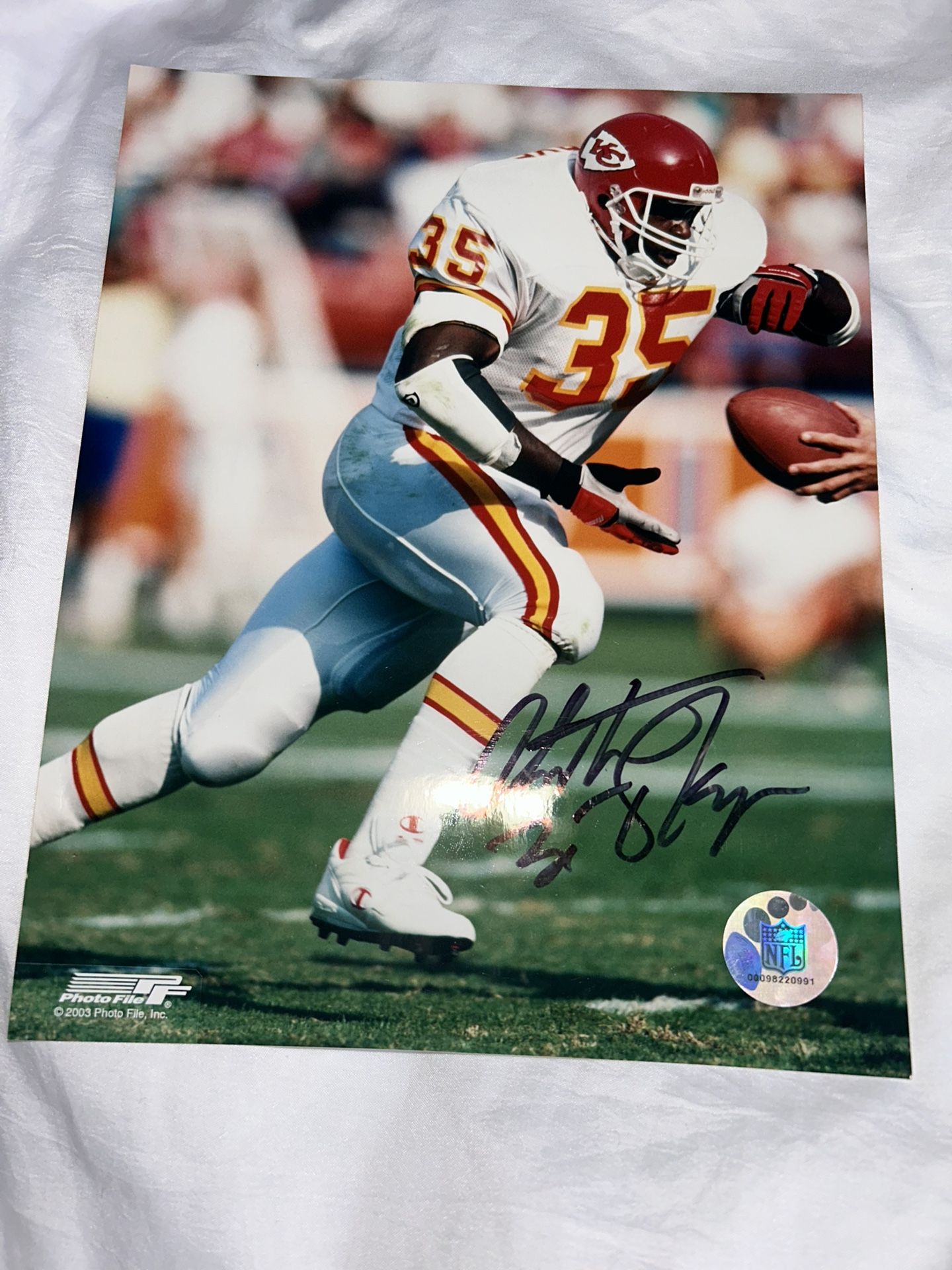 AUTOGRAPHED PHOTO OF FOOTBALL PLAYET