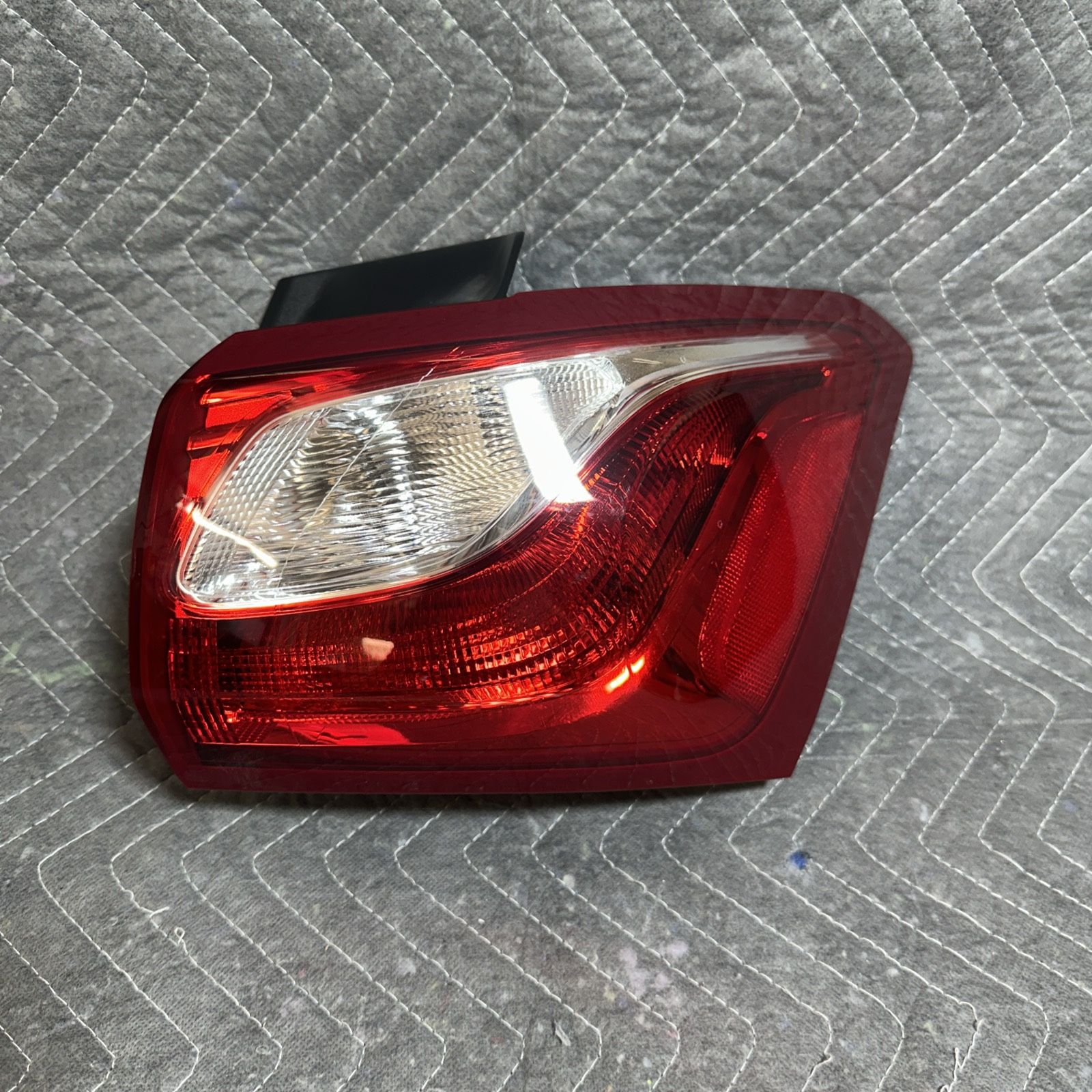 2018-2021 CHEVROLET EQUINOX REAR RIGHT SIDE OUTER TAIL LIGHT PASSENGER LAMP OEM