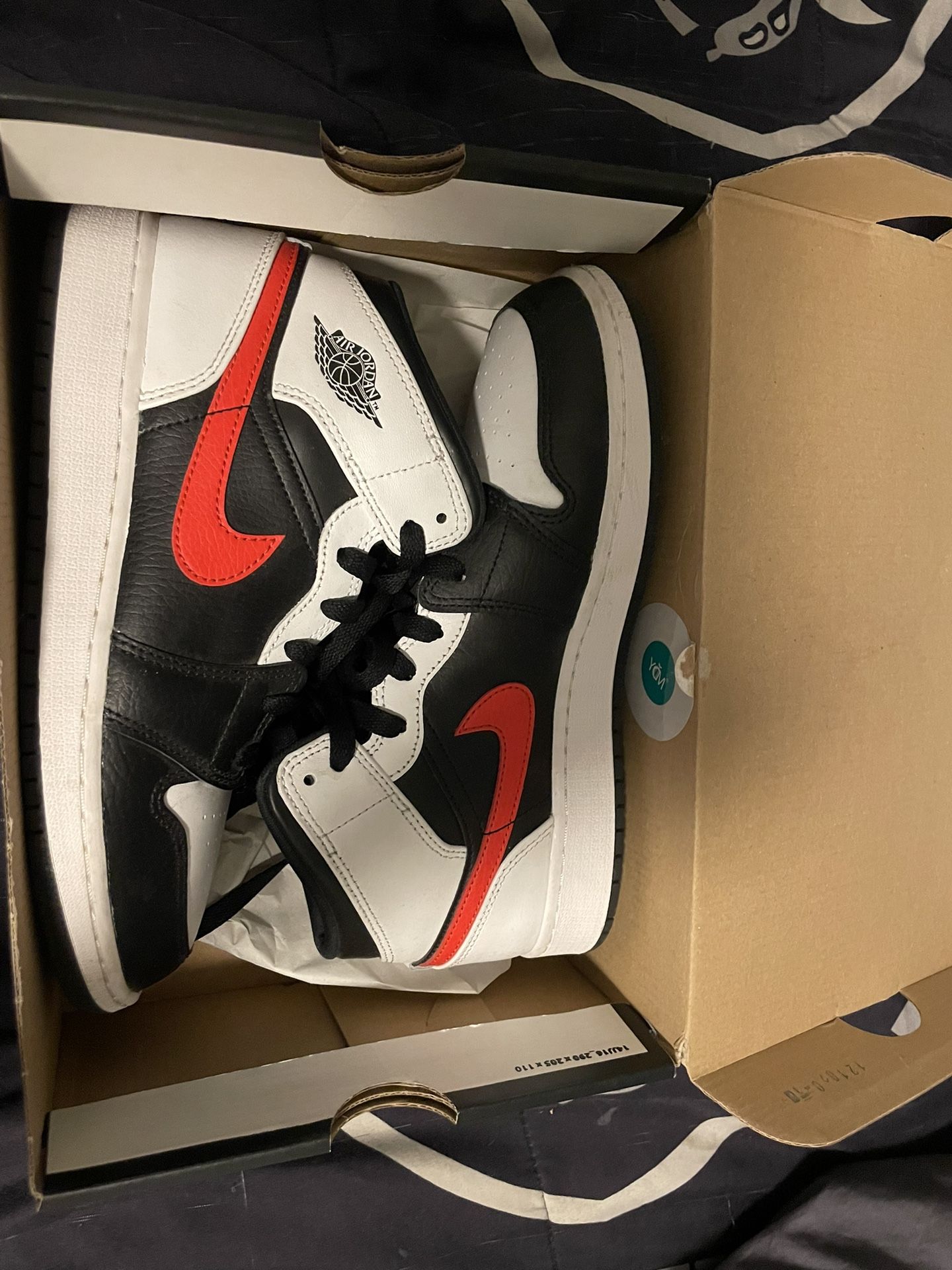 Jordan 1 Mid Chile 