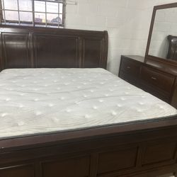KING SIZE MATTRESS AND BOX SPRING SET AND BED AND DRESSER AND MIRROR FREE DELIVERY 🚚 