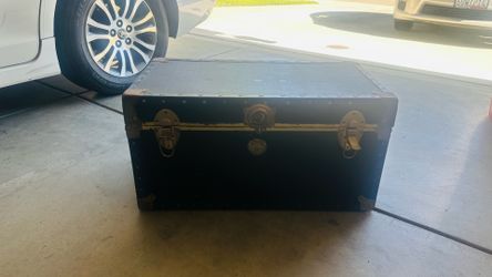 ***PENDING Large storage chest