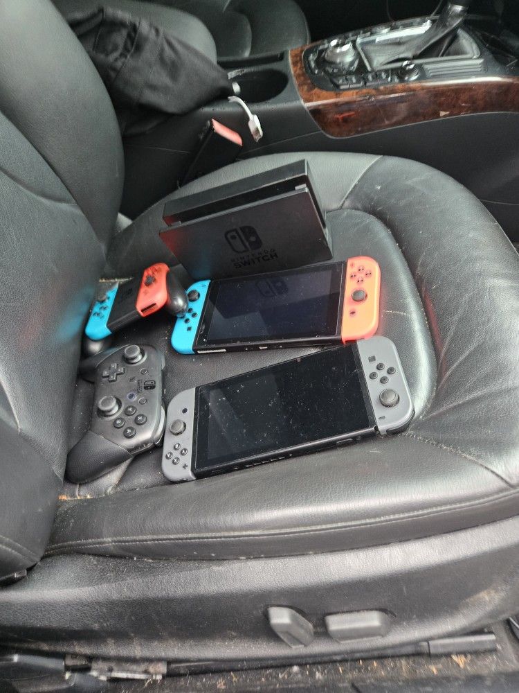 2 Nintendo Switches