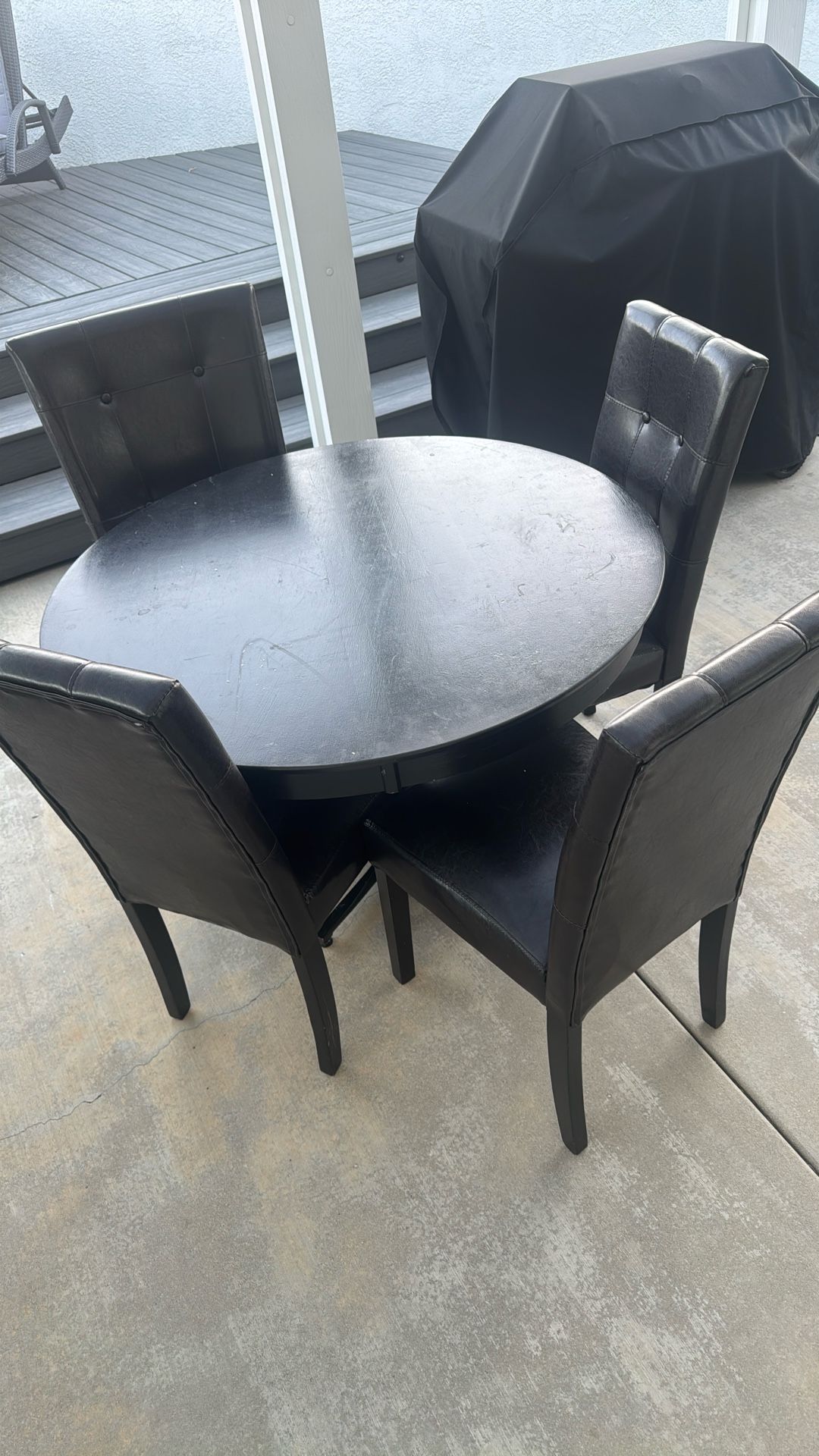 Small Kitchen, Round Table, And Four Chairs