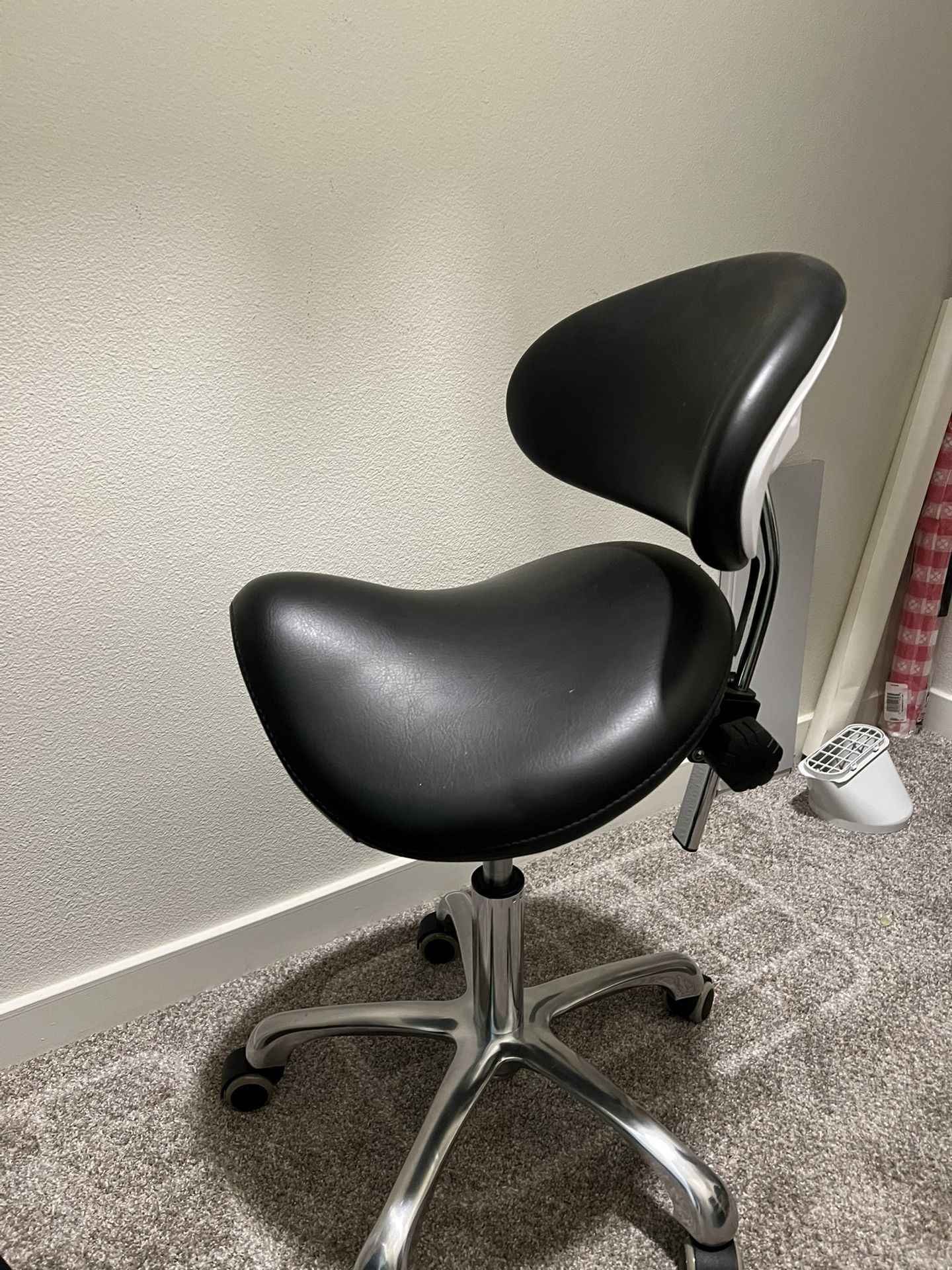 Saddle chair