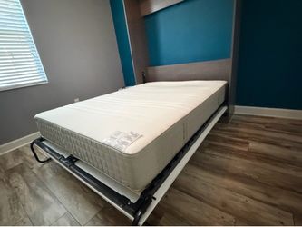 Queen mattress like-new