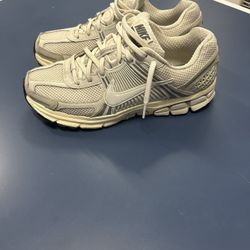 Nike Vomero 5’s Size 9 Men 