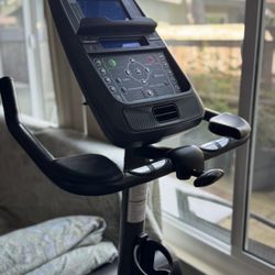 🏋️‍♂️ Schwinn 130 Upright Exercise Bike – Excellent Condition! 🏡