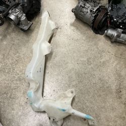Windshield washer reservoir bottle Honda crv