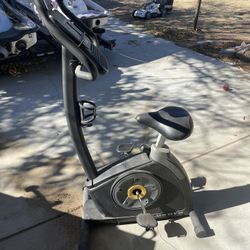 Gold's Gym Cycle Trainer 300 Ci Upright Exercise Bike - iFit Compatible