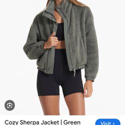 Vuori Women’s Cozy Sherpa Crop Jacket Dusty Pine XS