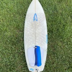 Roberts white diamond surfboard - 5’6”