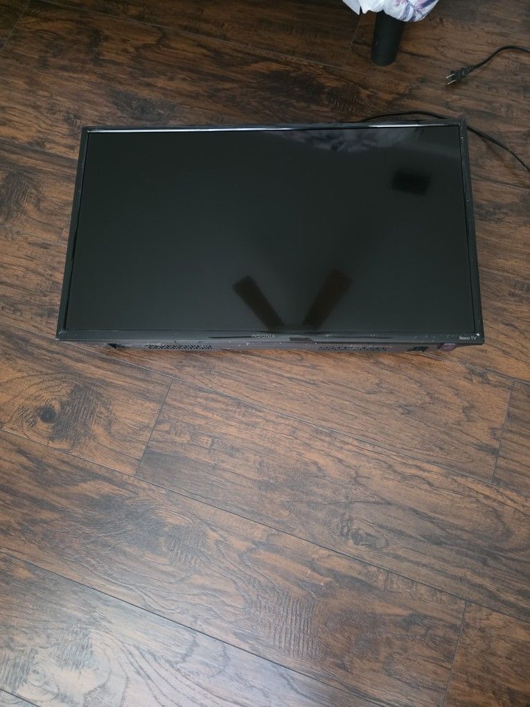 Insignia 32" LED TV