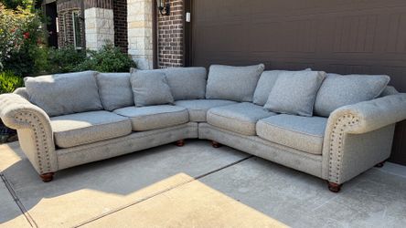 Beautiful Gray Sectional Sofa ( 2 pieces ) Very comfortable! USED.