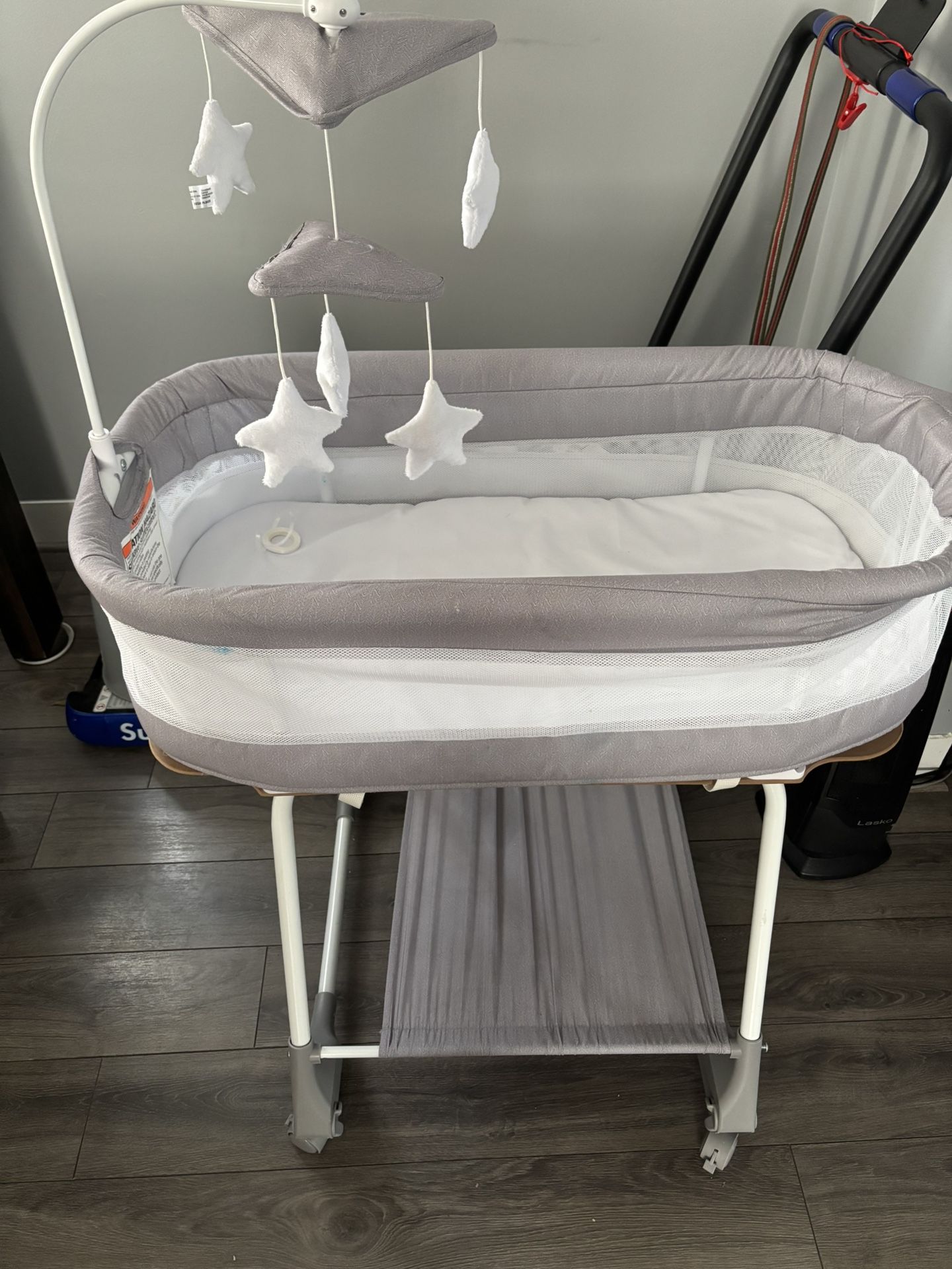 Simmons kids Shooting Star Bassinet With Mesh Airflow