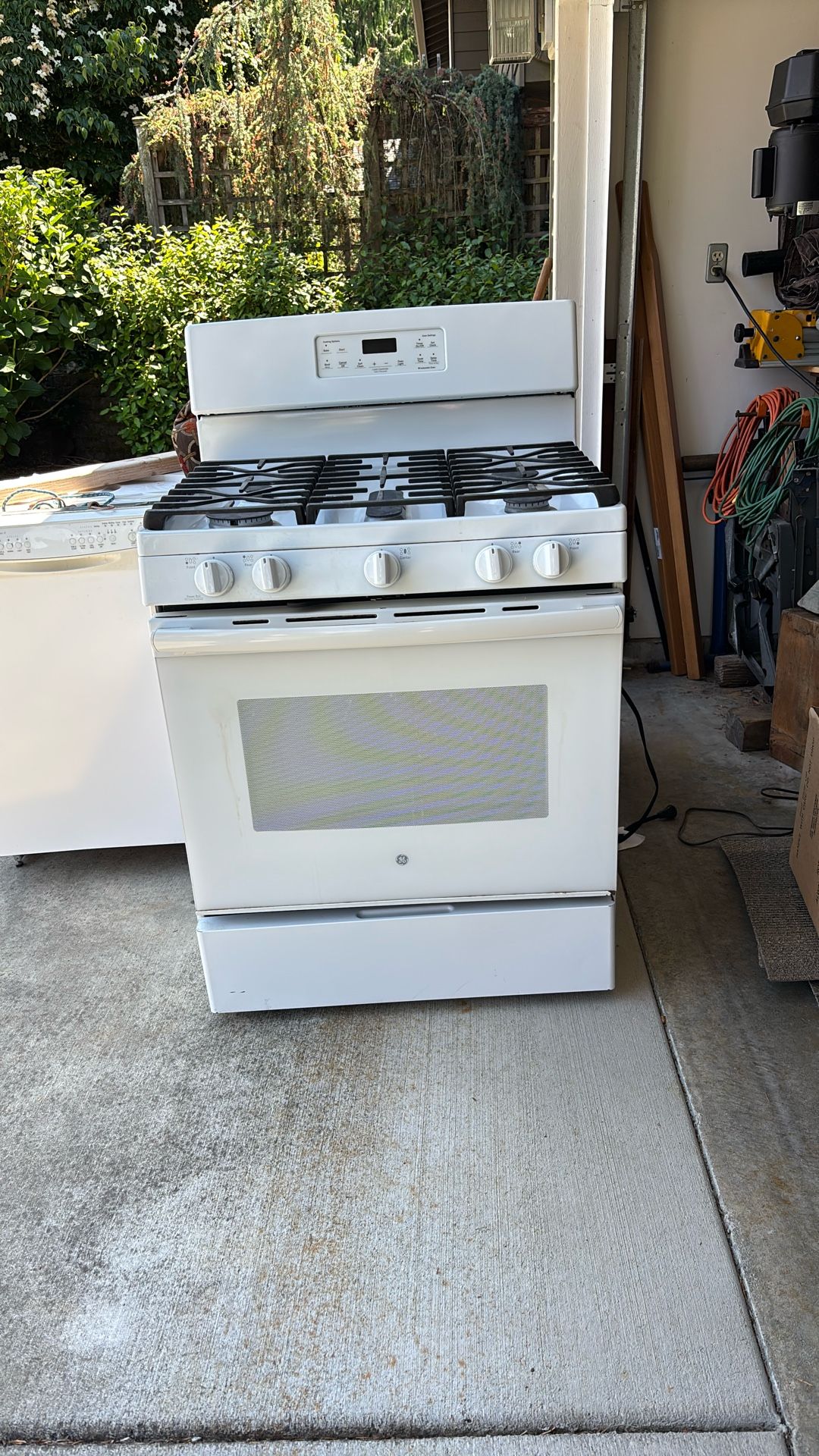 GE Kitchen Range and Oven