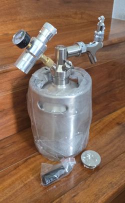 64 Oz / 2 L Mini Keg Pressurized Growler for Craft Dispenser System CO2 Adjustable Draft Beer Faucet