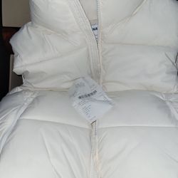 BRAND NEW WHIT DOWN VEST FROM OLD NAVY NEW NEVER WOR
