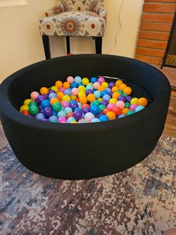 Ball pit with balls
