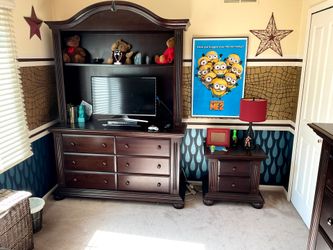 Convertible Crib‑to‑Full Bedroom Set – Solid Wood – Excellent Condition