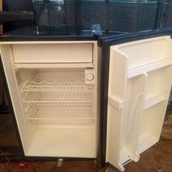 Mini Fridge (GE)
