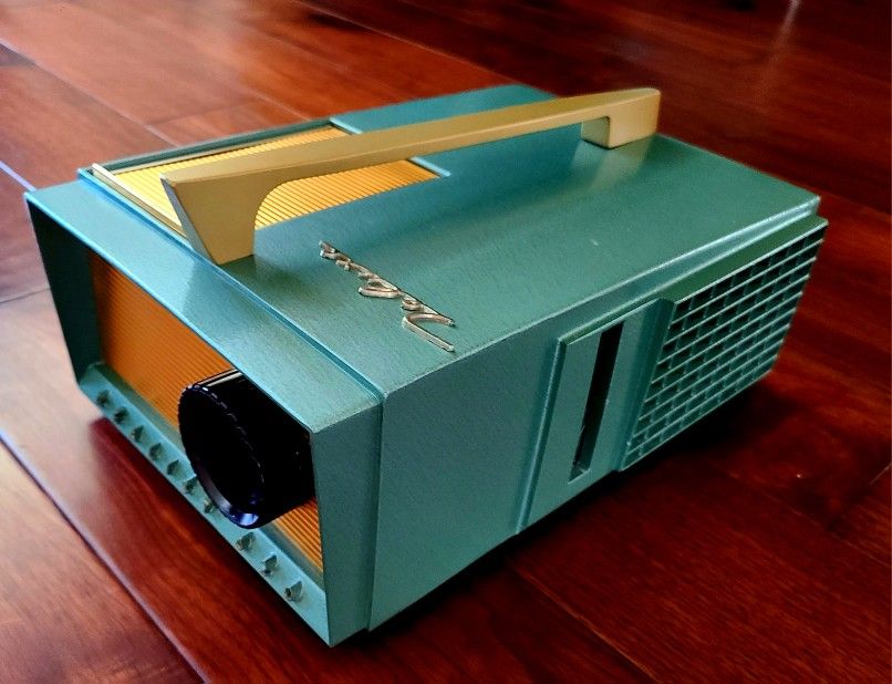 Realist 620 Deluxe Color Slide Projector - Like New