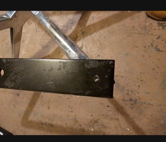 RH Restoration Hardware MASLOW SPIDER ROUND DINING TABLE