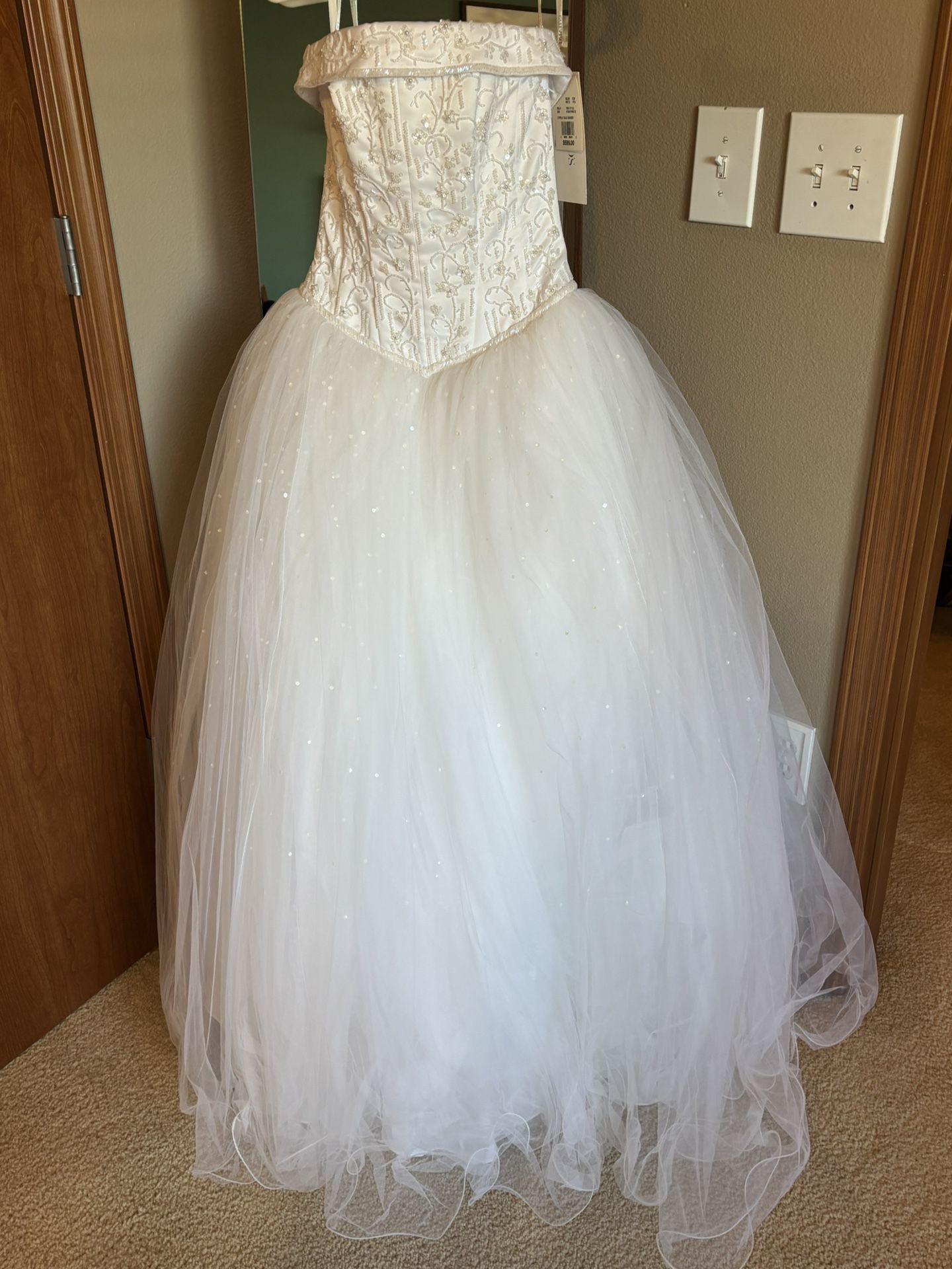 Wedding Dress. Size 0-2.