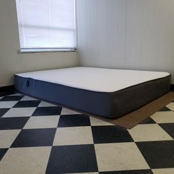 Queen size mattress - can DELIVER almost anywhere for $20 extra - gently used and in LIKE NEW condition 😍