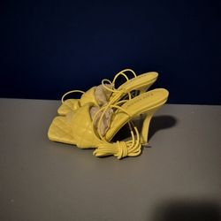 Cape Robin Light Yellow Strappy Open Toed Quilted Heels (Size 7.5)