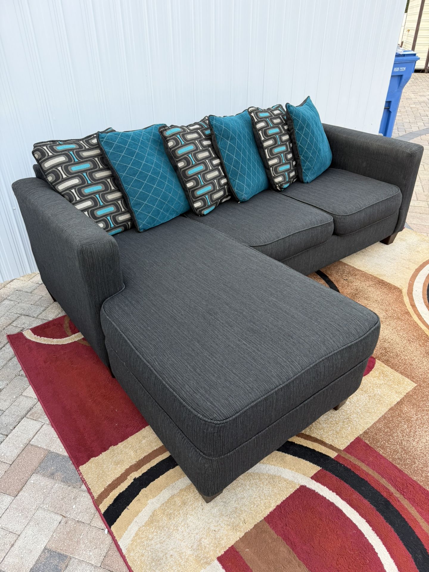 Small sectional sofa with reversible chaise longue. Delivery available for an additional cost. Dimensions: Length 92 x Depth 51 x Height 35.