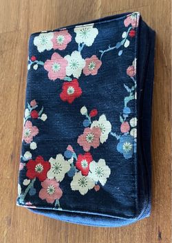 Cloth book cover with zipper