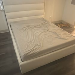 Cama Blanca / White Bed Pick Up asap