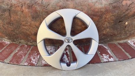 One (1) 2013 Toyota Prius OEM 15” Hubcap / Wheel Cover Genuine Factory - US Auto