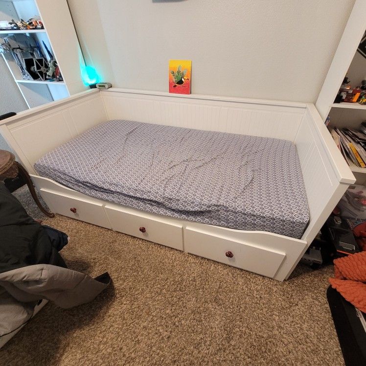 IKEA Hemnes Daybed With Trundle And 3 Drawers