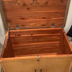 Mid century Lane cedar linen chest with lock.