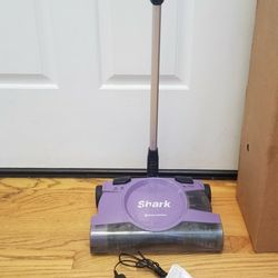 NEW cond  CORDLESS Shark VACUUM  , WITH  AMAZING POWER SUCTION. , WORKS EXCELLENT. , IN THE BOX 