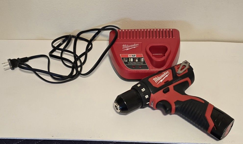 Milwaukee M12 12V Lithium-Ion Cordless 3/8 in. Drill/Driver