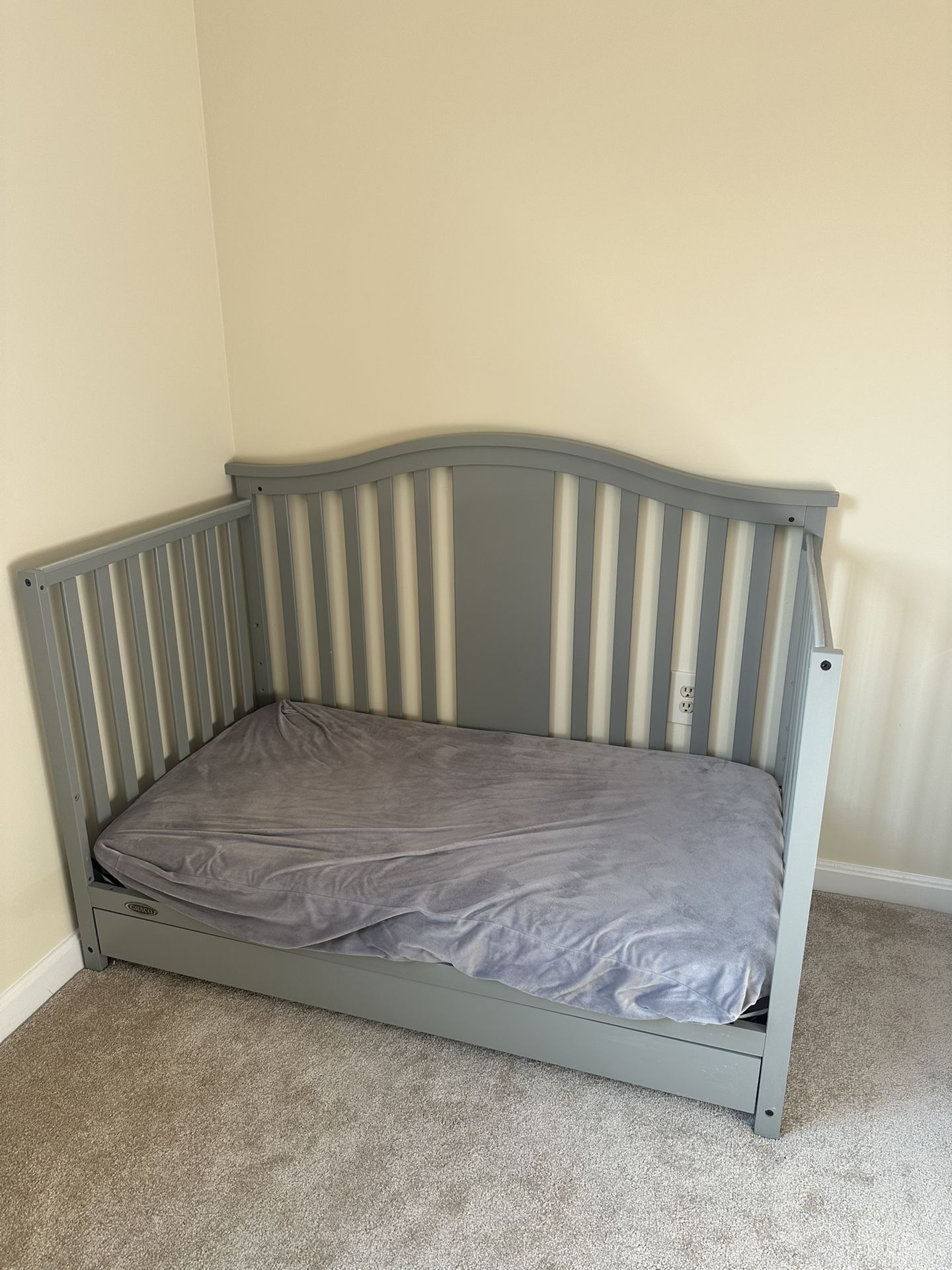 Graco Crib With Mattress And Bedsheet