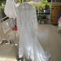 Size 5 ELEGANT Ritz Wedding Dress, Slip, Veil and Train 
