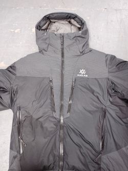 Kailas 6000GT Ski Jacket
Black & gray with gray hexagonal pattern on shoulders and upper chestKailas 6000GT Ski Jacket
Black & gray with gray hexagona