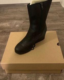 New in box Ugg Joely wedge boot size 7