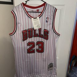 Michael Jordan Chicago Bulls white and red jersey size L